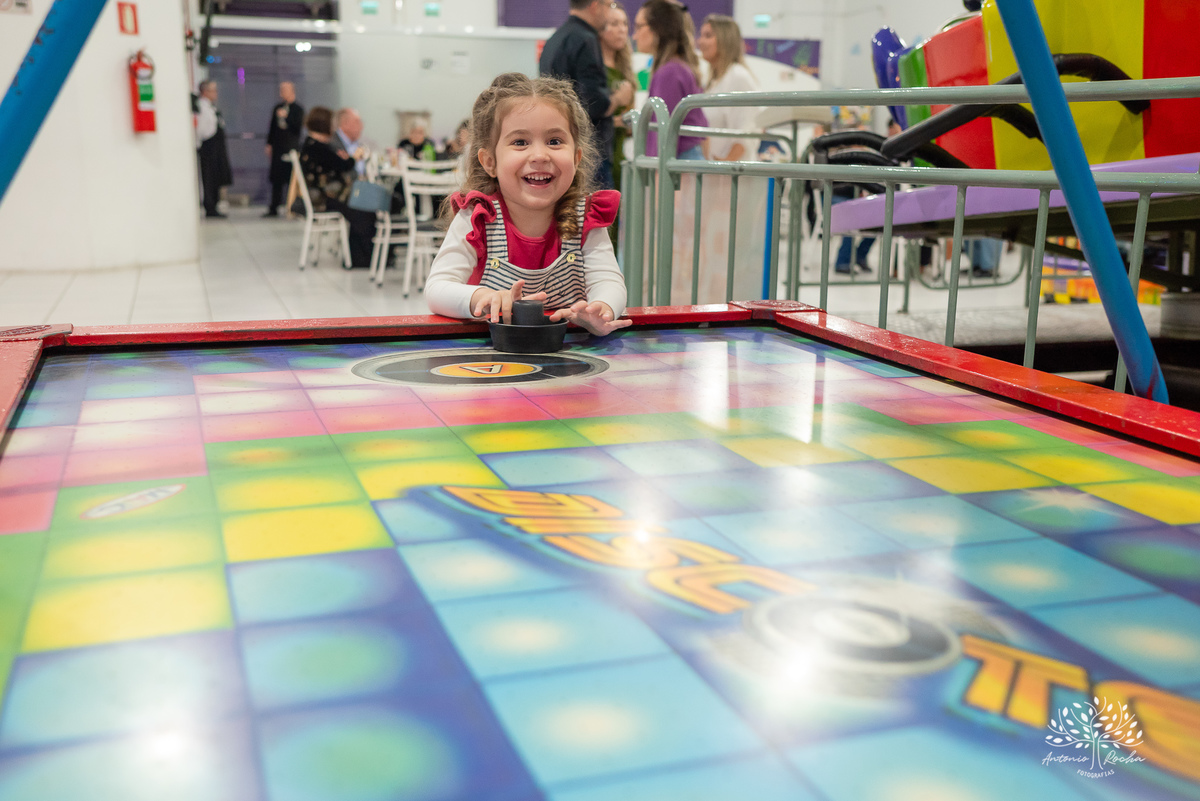 aniversário infantil - fotografia infantil - festa de 4 anos - alegria das crianças - fotógrafo profissional - Antonio Rocha Fotografias - celebração em família - recordações de infância - momentos especiais - fotografia de aniversário - Pelotas