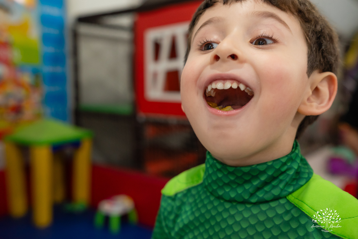 aniversário infantil - fotografia infantil - festa de 4 anos - alegria das crianças - fotógrafo profissional - Antonio Rocha Fotografias - celebração em família - recordações de infância - momentos especiais - fotografia de aniversário - Pelotas