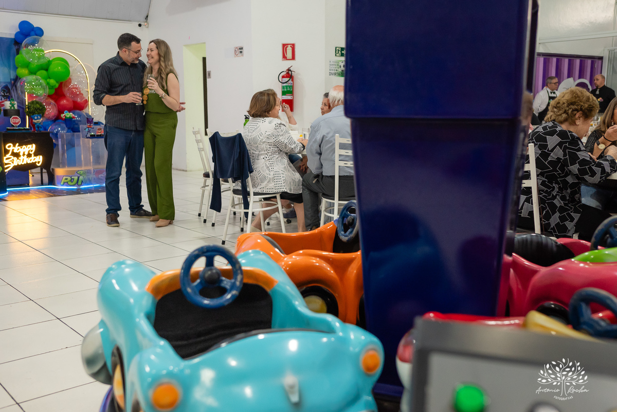 aniversário infantil - fotografia infantil - festa de 4 anos - alegria das crianças - fotógrafo profissional - Antonio Rocha Fotografias - celebração em família - recordações de infância - momentos especiais - fotografia de aniversário - Pelotas