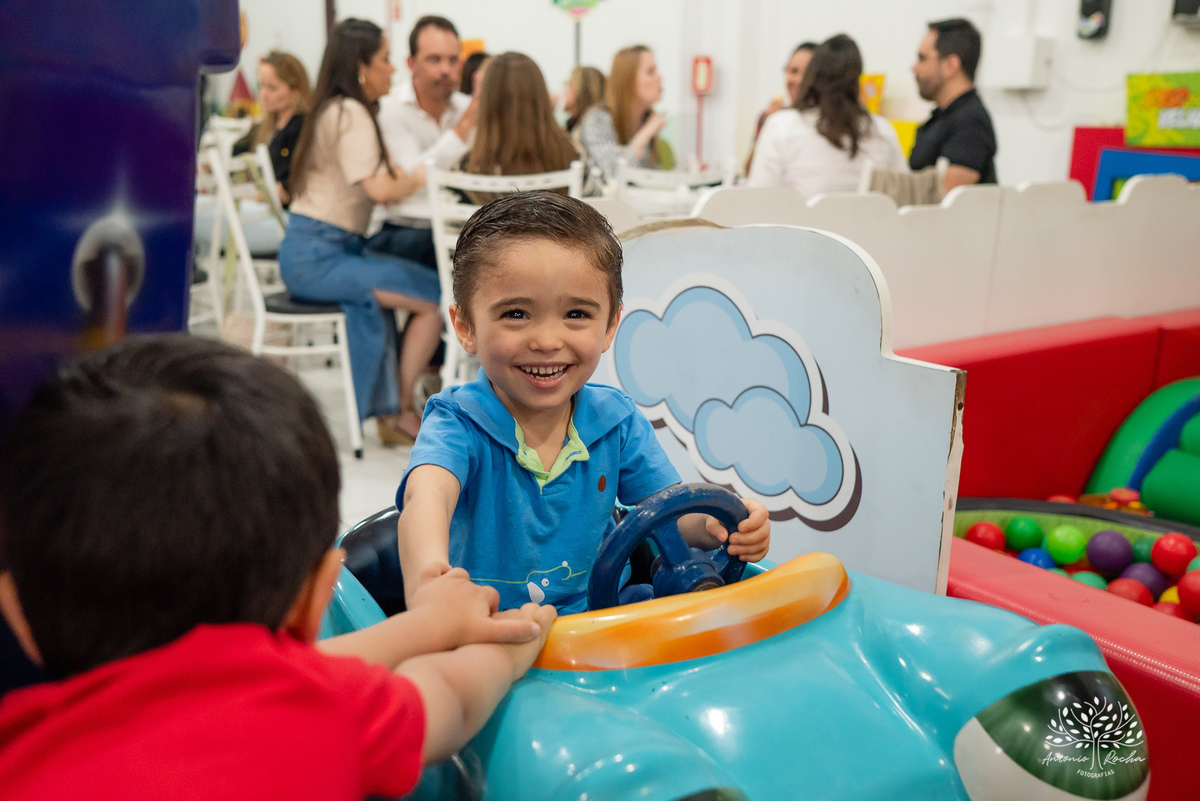 aniversário infantil - fotografia infantil - festa de 4 anos - alegria das crianças - fotógrafo profissional - Antonio Rocha Fotografias - celebração em família - recordações de infância - momentos especiais - fotografia de aniversário - Pelotas