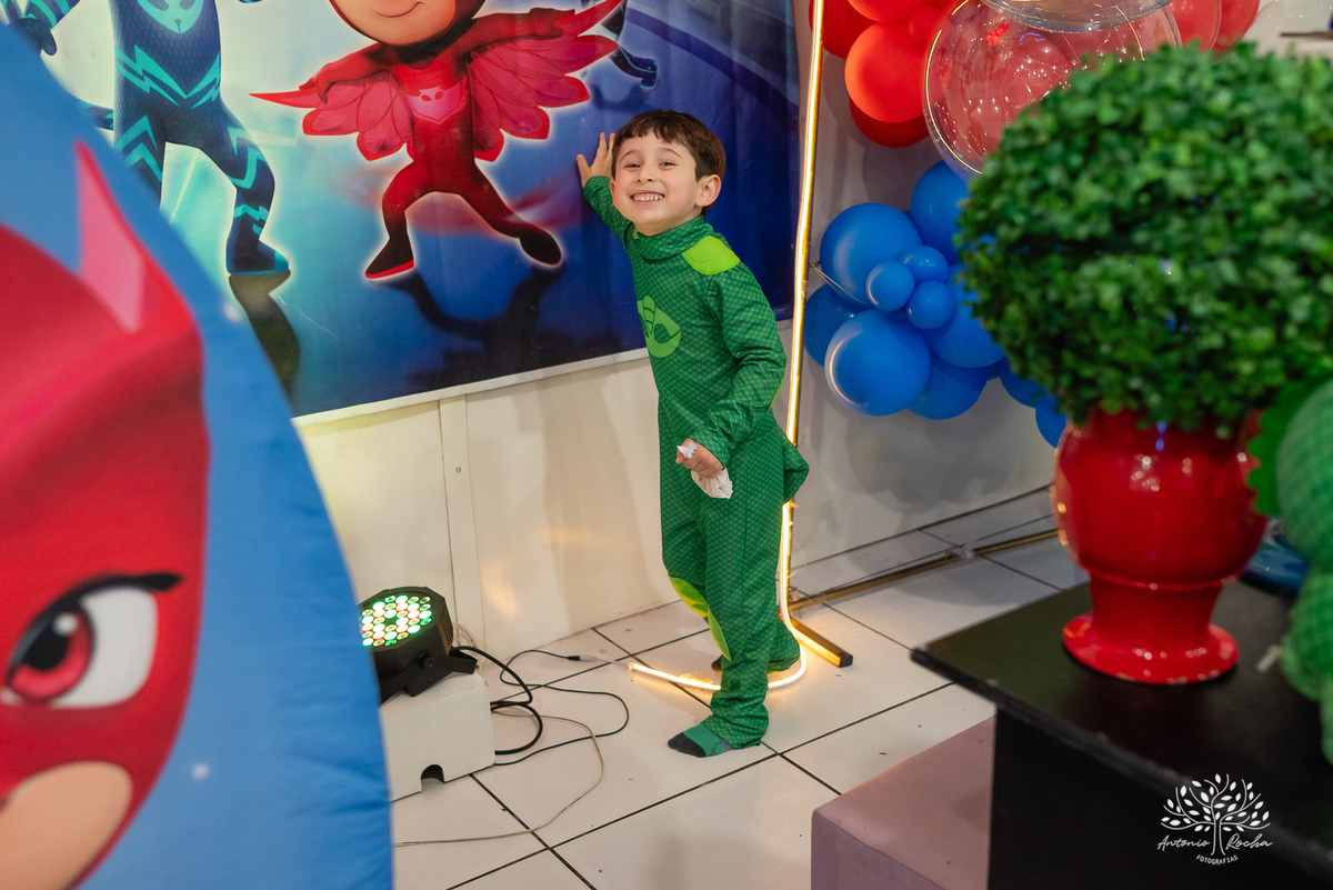 aniversário infantil - fotografia infantil - festa de 4 anos - alegria das crianças - fotógrafo profissional - Antonio Rocha Fotografias - celebração em família - recordações de infância - momentos especiais - fotografia de aniversário - Pelotas