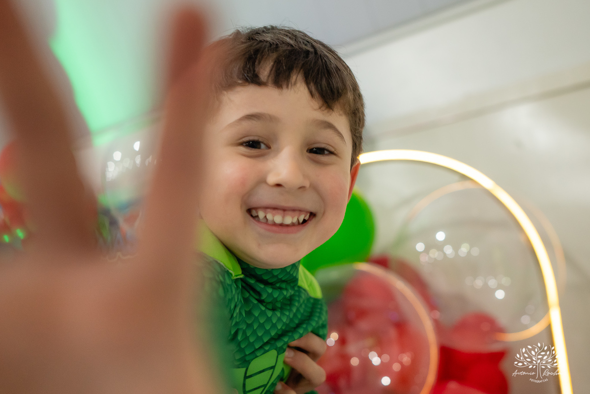 aniversário infantil - fotografia infantil - festa de 4 anos - alegria das crianças - fotógrafo profissional - Antonio Rocha Fotografias - celebração em família - recordações de infância - momentos especiais - fotografia de aniversário - Pelotas