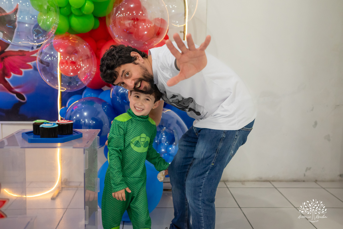 aniversário infantil - fotografia infantil - festa de 4 anos - alegria das crianças - fotógrafo profissional - Antonio Rocha Fotografias - celebração em família - recordações de infância - momentos especiais - fotografia de aniversário - Pelotas