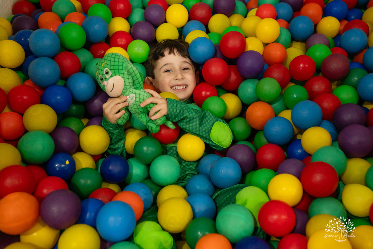 aniversário infantil - fotografia infantil - festa de 4 anos - alegria das crianças - fotógrafo profissional - Antonio Rocha Fotografias - celebração em família - recordações de infância - momentos especiais - fotografia de aniversário - Pelotas