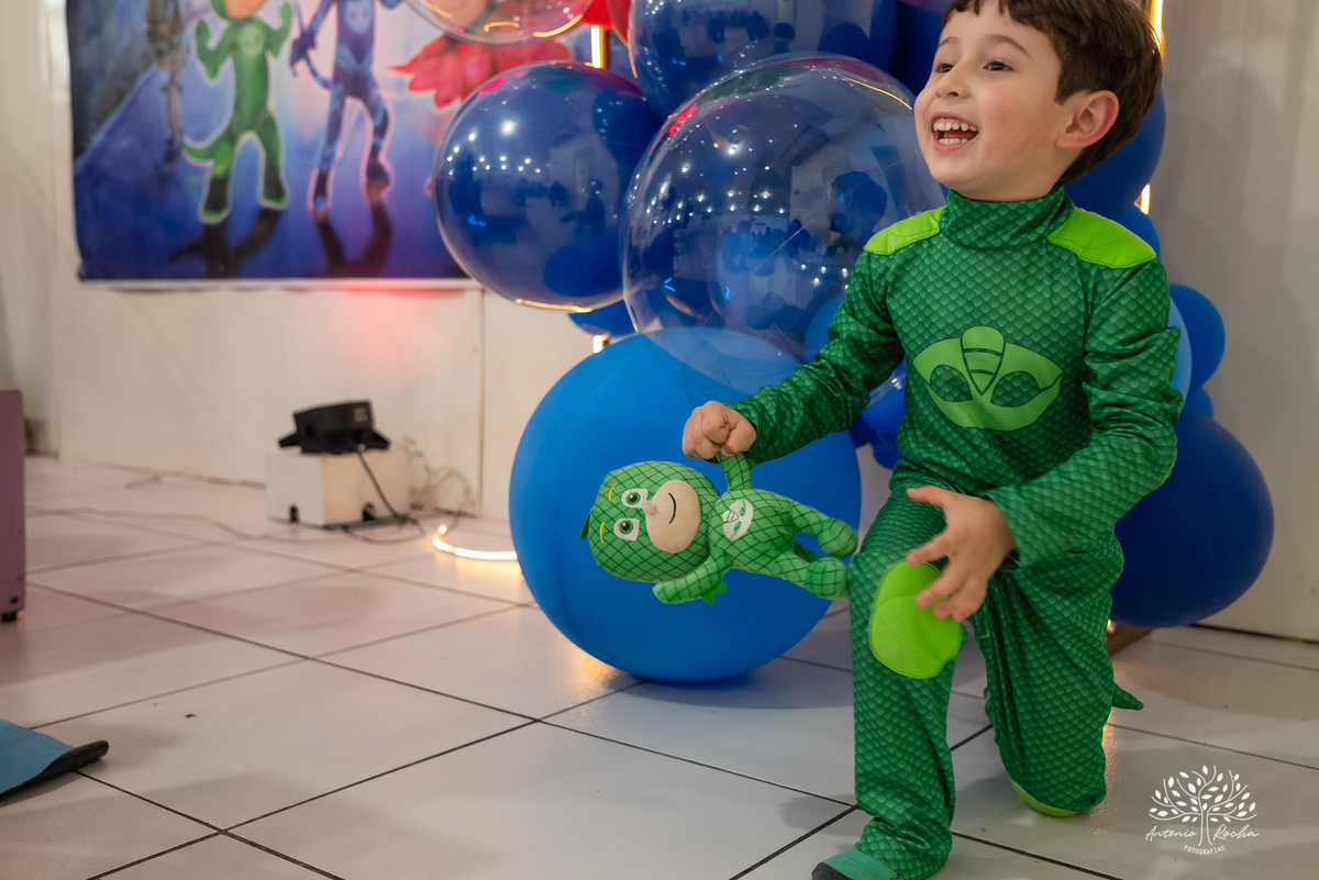 aniversário infantil - fotografia infantil - festa de 4 anos - alegria das crianças - fotógrafo profissional - Antonio Rocha Fotografias - celebração em família - recordações de infância - momentos especiais - fotografia de aniversário - Pelotas