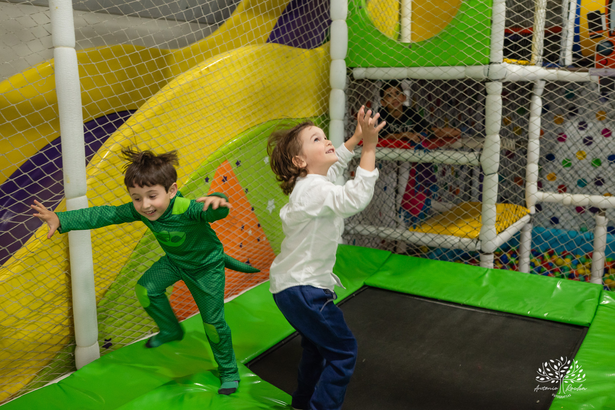 aniversário infantil - fotografia infantil - festa de 4 anos - alegria das crianças - fotógrafo profissional - Antonio Rocha Fotografias - celebração em família - recordações de infância - momentos especiais - fotografia de aniversário - Pelotas