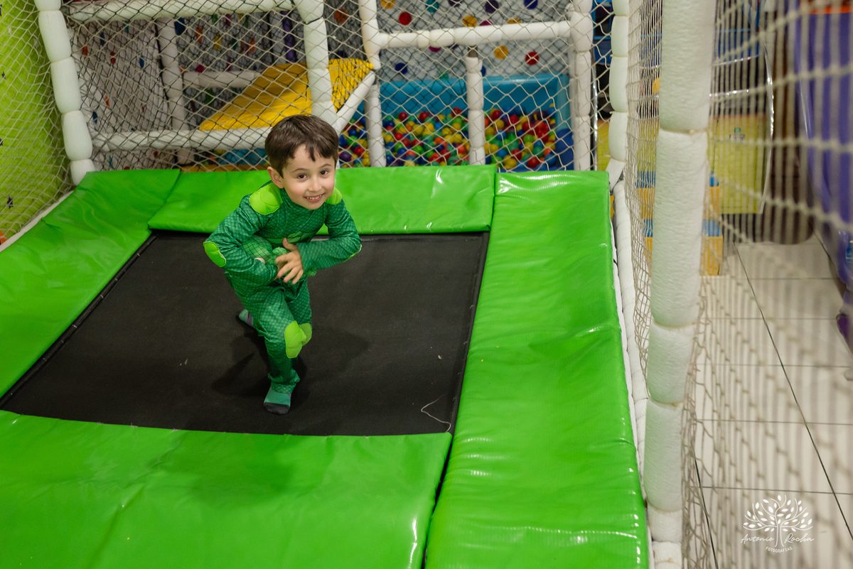 aniversário infantil - fotografia infantil - festa de 4 anos - alegria das crianças - fotógrafo profissional - Antonio Rocha Fotografias - celebração em família - recordações de infância - momentos especiais - fotografia de aniversário - Pelotas