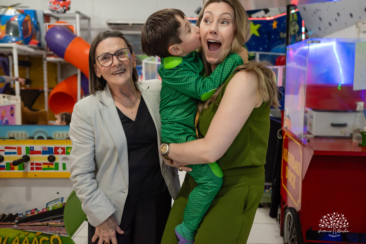 aniversário infantil - fotografia infantil - festa de 4 anos - alegria das crianças - fotógrafo profissional - Antonio Rocha Fotografias - celebração em família - recordações de infância - momentos especiais - fotografia de aniversário - Pelotas