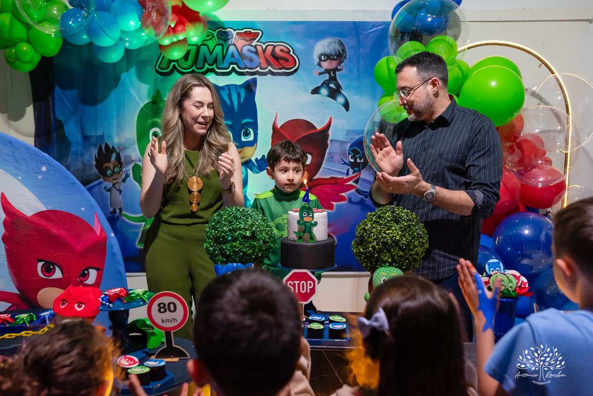 aniversário infantil - fotografia infantil - festa de 4 anos - alegria das crianças - fotógrafo profissional - Antonio Rocha Fotografias - celebração em família - recordações de infância - momentos especiais - fotografia de aniversário - Pelotas