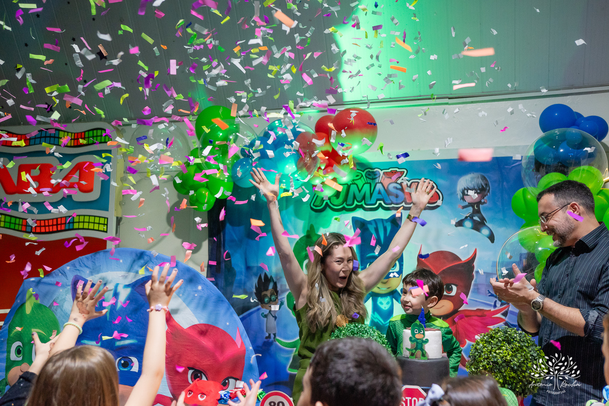 aniversário infantil - fotografia infantil - festa de 4 anos - alegria das crianças - fotógrafo profissional - Antonio Rocha Fotografias - celebração em família - recordações de infância - momentos especiais - fotografia de aniversário - Pelotas