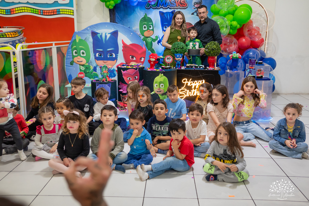 aniversário infantil - fotografia infantil - festa de 4 anos - alegria das crianças - fotógrafo profissional - Antonio Rocha Fotografias - celebração em família - recordações de infância - momentos especiais - fotografia de aniversário - Pelotas