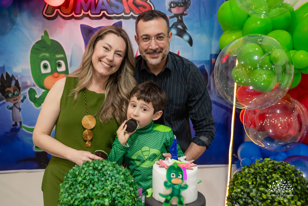 aniversário infantil - fotografia infantil - festa de 4 anos - alegria das crianças - fotógrafo profissional - Antonio Rocha Fotografias - celebração em família - recordações de infância - momentos especiais - fotografia de aniversário - Pelotas