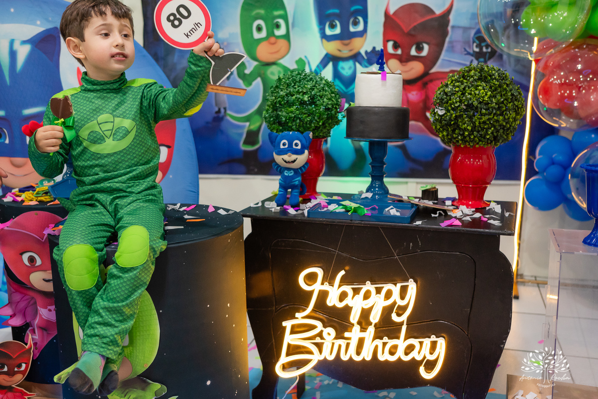 aniversário infantil - fotografia infantil - festa de 4 anos - alegria das crianças - fotógrafo profissional - Antonio Rocha Fotografias - celebração em família - recordações de infância - momentos especiais - fotografia de aniversário - Pelotas