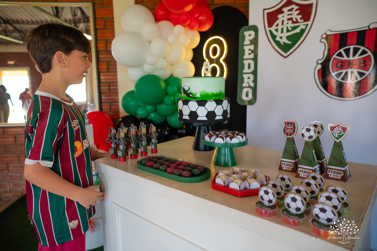 festa - 8 anos - Pedro - diversão - sol - brincadeiras - balanço - futebol - bexigas - guerra de água - poça d'água - almoço especial - carinho - família - amigos - sorriso - Parabéns Gaúcho - carioca - gauchinho - Antonio Rocha Fotografias - Pelotas