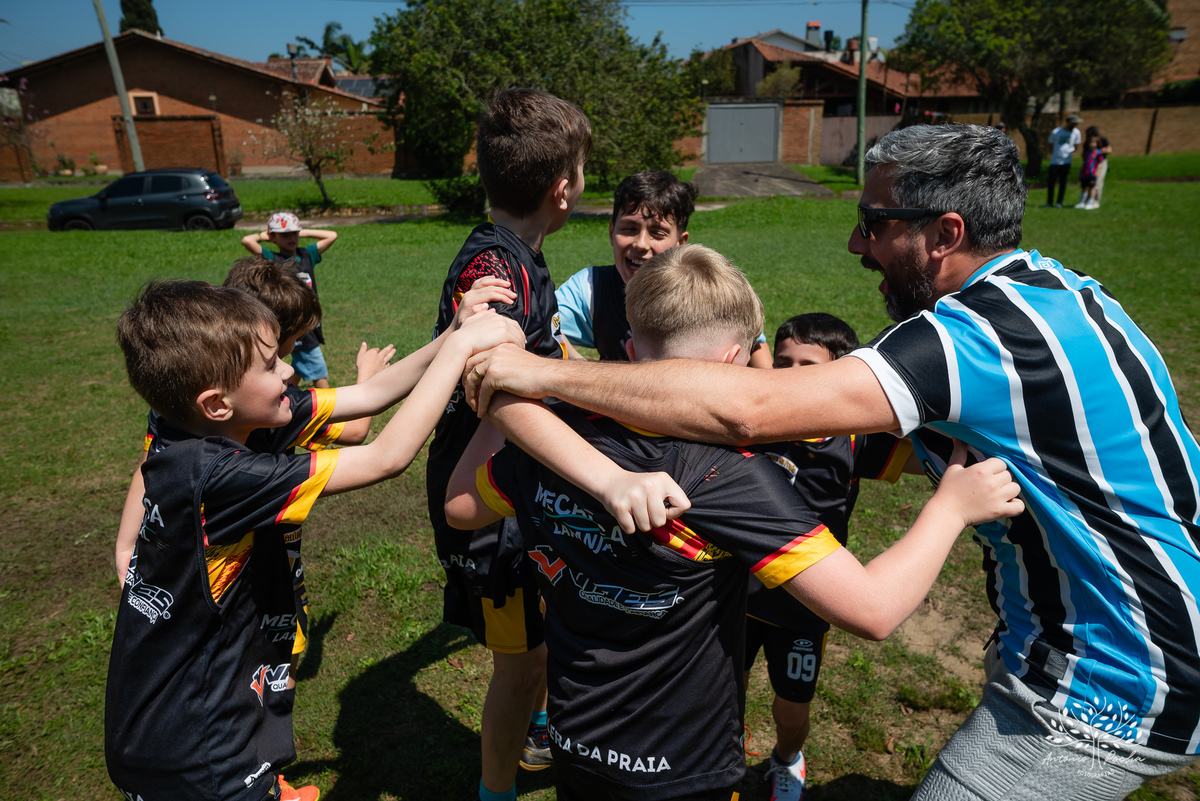 festa - 8 anos - Pedro - diversão - sol - brincadeiras - balanço - futebol - bexigas - guerra de água - poça d'água - almoço especial - carinho - família - amigos - sorriso - Parabéns Gaúcho - carioca - gauchinho - Antonio Rocha Fotografias - Pelotas