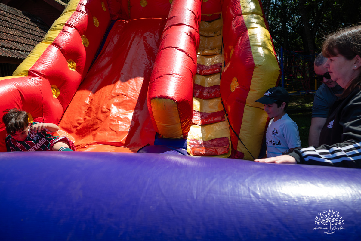 festa - 8 anos - Pedro - diversão - sol - brincadeiras - balanço - futebol - bexigas - guerra de água - poça d'água - almoço especial - carinho - família - amigos - sorriso - Parabéns Gaúcho - carioca - gauchinho - Antonio Rocha Fotografias - Pelotas