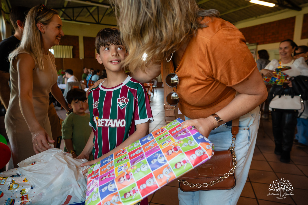 festa - 8 anos - Pedro - diversão - sol - brincadeiras - balanço - futebol - bexigas - guerra de água - poça d'água - almoço especial - carinho - família - amigos - sorriso - Parabéns Gaúcho - carioca - gauchinho - Antonio Rocha Fotografias - Pelotas