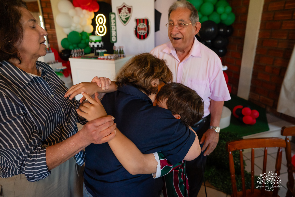 festa - 8 anos - Pedro - diversão - sol - brincadeiras - balanço - futebol - bexigas - guerra de água - poça d'água - almoço especial - carinho - família - amigos - sorriso - Parabéns Gaúcho - carioca - gauchinho - Antonio Rocha Fotografias - Pelotas