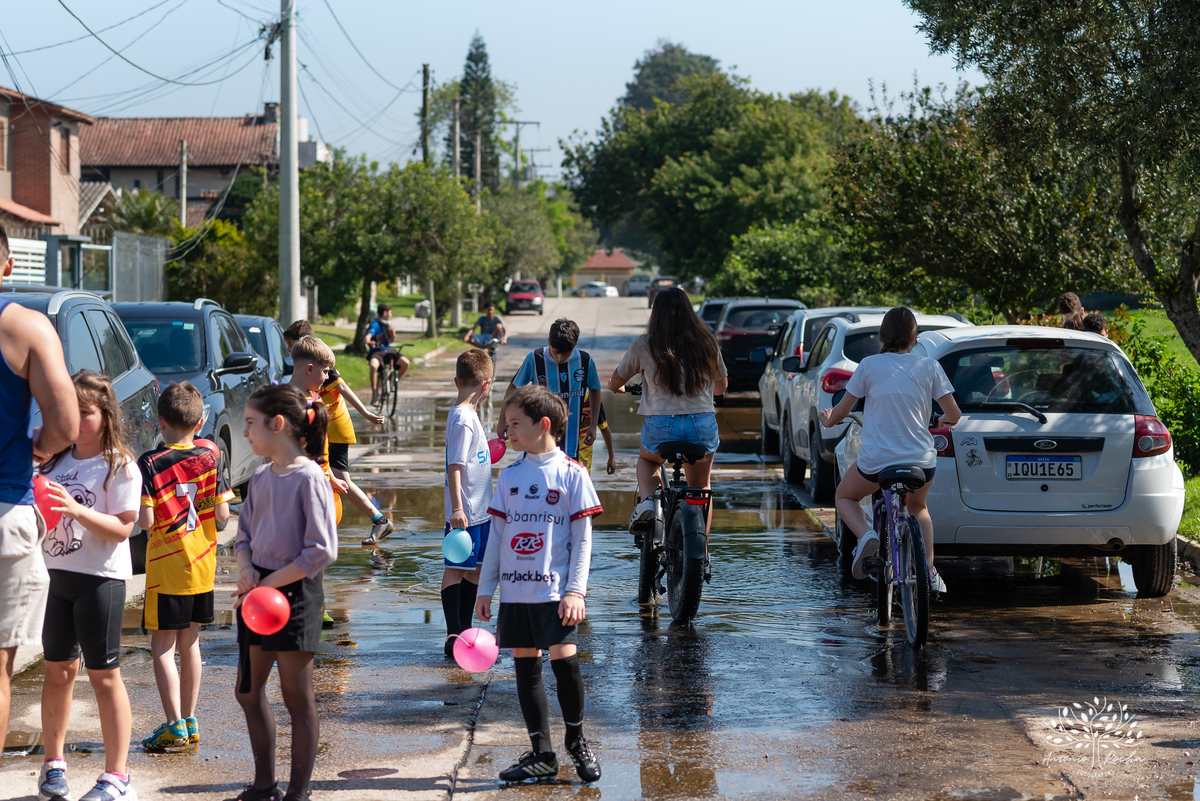 festa - 8 anos - Pedro - diversão - sol - brincadeiras - balanço - futebol - bexigas - guerra de água - poça d'água - almoço especial - carinho - família - amigos - sorriso - Parabéns Gaúcho - carioca - gauchinho - Antonio Rocha Fotografias - Pelotas