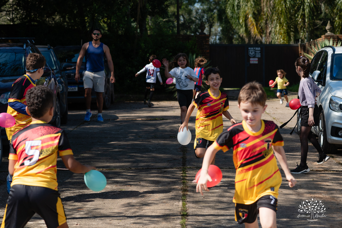 festa - 8 anos - Pedro - diversão - sol - brincadeiras - balanço - futebol - bexigas - guerra de água - poça d'água - almoço especial - carinho - família - amigos - sorriso - Parabéns Gaúcho - carioca - gauchinho - Antonio Rocha Fotografias - Pelotas