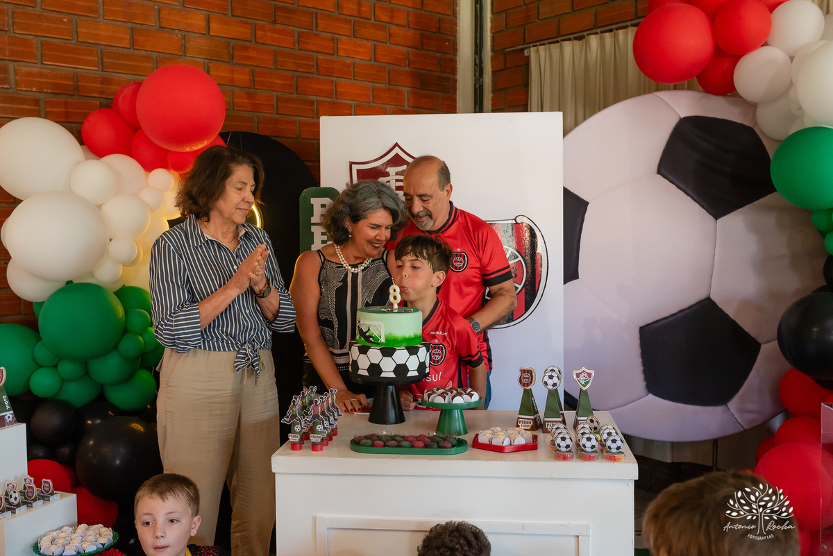 festa - 8 anos - Pedro - diversão - sol - brincadeiras - balanço - futebol - bexigas - guerra de água - poça d'água - almoço especial - carinho - família - amigos - sorriso - Parabéns Gaúcho - carioca - gauchinho - Antonio Rocha Fotografias - Pelotas