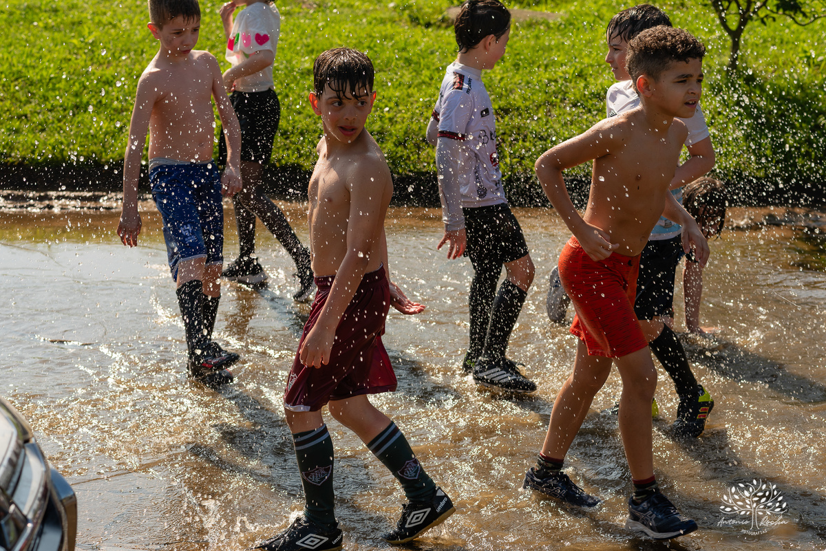 festa - 8 anos - Pedro - diversão - sol - brincadeiras - balanço - futebol - bexigas - guerra de água - poça d'água - almoço especial - carinho - família - amigos - sorriso - Parabéns Gaúcho - carioca - gauchinho - Antonio Rocha Fotografias - Pelotas