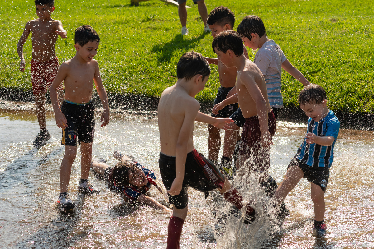 festa - 8 anos - Pedro - diversão - sol - brincadeiras - balanço - futebol - bexigas - guerra de água - poça d'água - almoço especial - carinho - família - amigos - sorriso - Parabéns Gaúcho - carioca - gauchinho - Antonio Rocha Fotografias - Pelotas