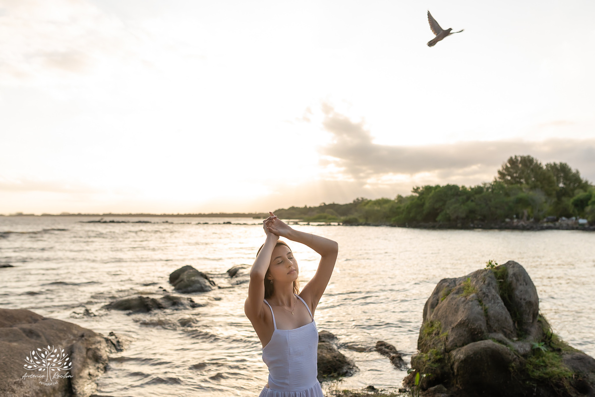 Ensaio de 15 anos - Antonielly - São Lourenço do Sul - Consulado do Grêmio - Fotografia de debutante - Fotógrafo Antonio Rocha - Paixão por futebol - Praia de São Lourenço - Debutante - Ensaio na praia - Ensaio de 15 anos - Pelotas - Camisa time - 15 anos