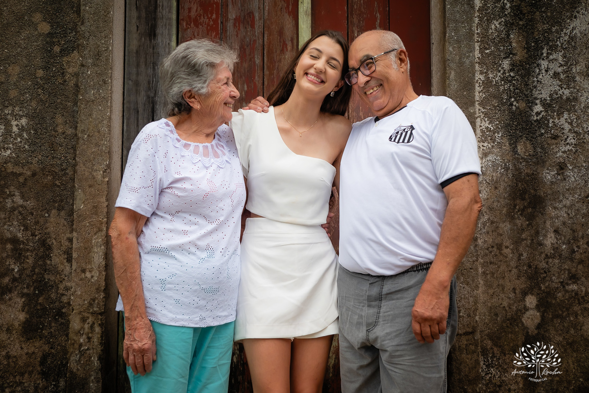 Ensaio de 15 anos - Fotografia de debutante - Memórias em família - Cerro Grande do Sul - Fotógrafo Antonielly - Antonio Rocha - Conexão e emoção - Fotografia premiada - Ensaio em cidade natal - Fotos simbólicas - Pelotas - Avós - Fotos de 1 5 anos