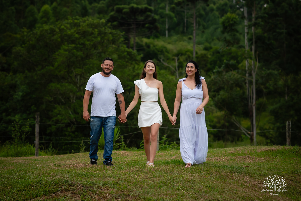 Ensaio de 15 anos - Fotografia de debutante - Memórias em família - Cerro Grande do Sul - Fotógrafo Antonielly - Antonio Rocha - Conexão e emoção - Fotografia premiada - Ensaio em cidade natal - Fotos simbólicas - Pelotas - Avós - Fotos de 1 5 anos