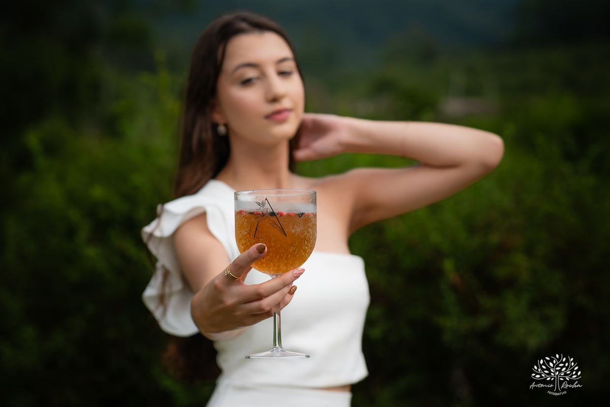 Ensaio de 15 anos - Fotografia de debutante - Memórias em família - Cerro Grande do Sul - Fotógrafo Antonielly - Antonio Rocha - Conexão e emoção - Fotografia premiada - Ensaio em cidade natal - Fotos simbólicas - Pelotas - Avós - Fotos de 1 5 anos