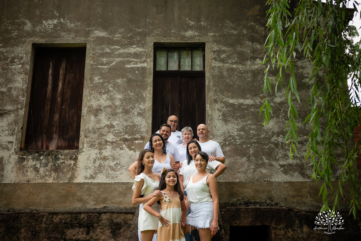 Ensaio de 15 anos - Fotografia de debutante - Memórias em família - Cerro Grande do Sul - Fotógrafo Antonielly - Antonio Rocha - Conexão e emoção - Fotografia premiada - Ensaio em cidade natal - Fotos simbólicas - Pelotas - Avós - Fotos de 1 5 anos