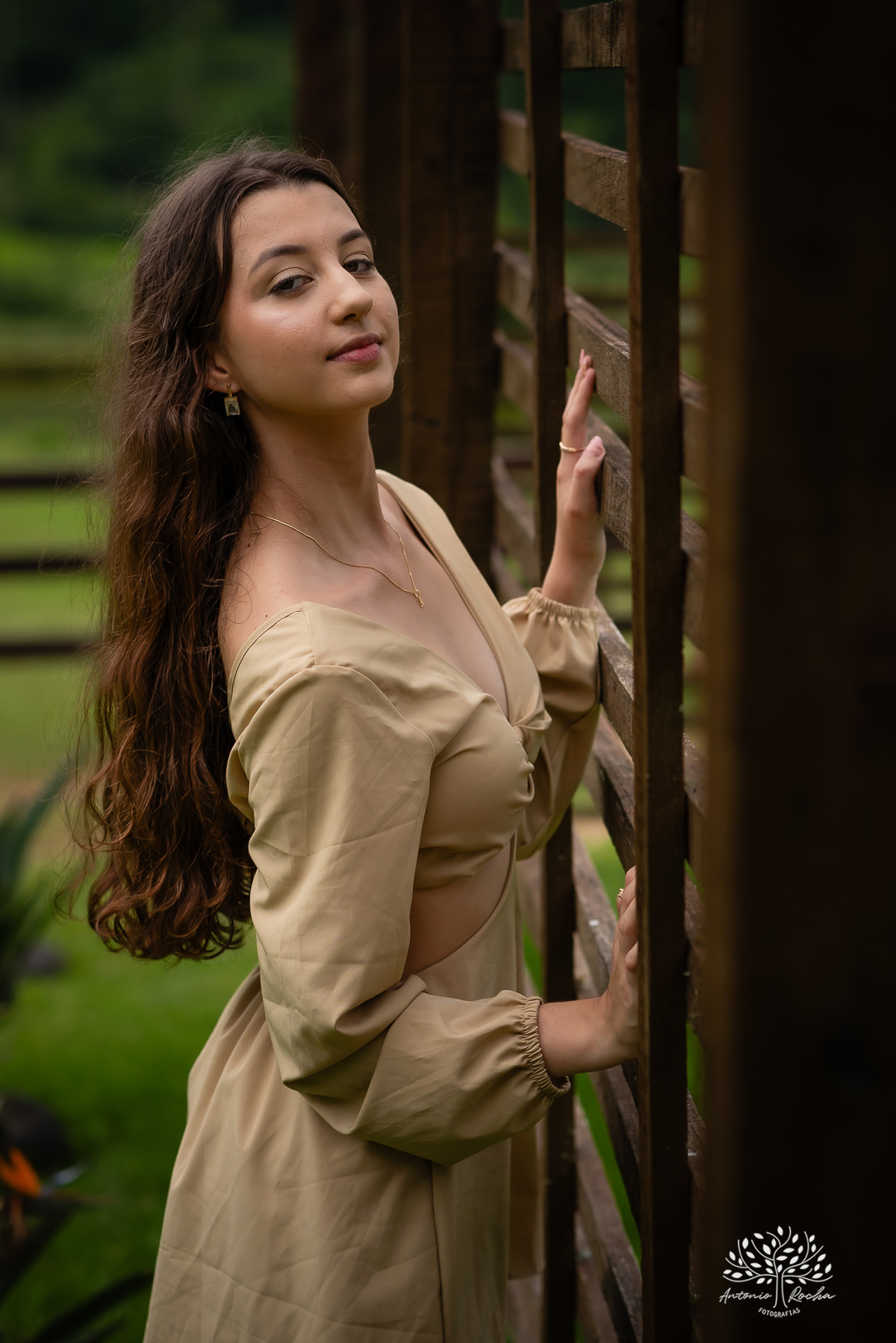 Ensaio de 15 anos - Fotografia de debutante - Memórias em família - Cerro Grande do Sul - Fotógrafo Antonielly - Antonio Rocha - Conexão e emoção - Fotografia premiada - Ensaio em cidade natal - Fotos simbólicas - Pelotas - Avós - Fotos de 1 5 anos