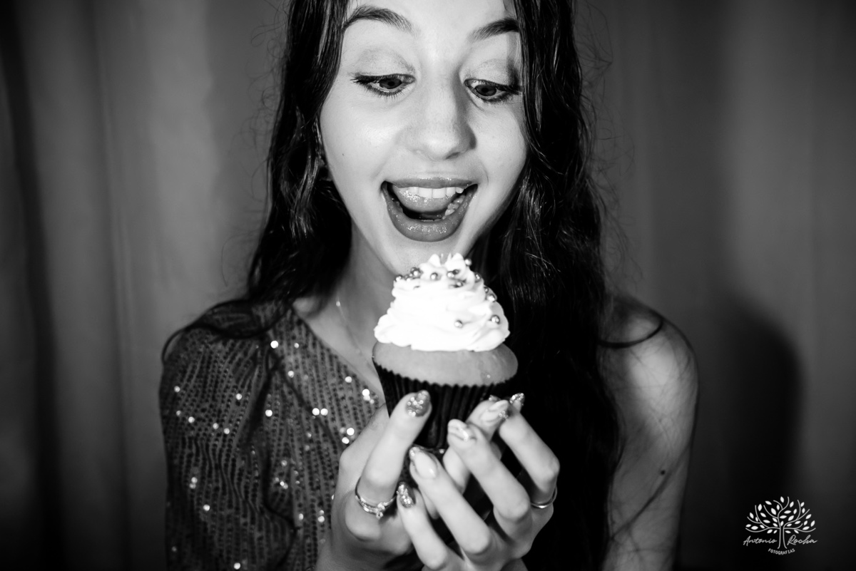 Ensaio de 15 anos - Fotografia de debutante - Memórias em família - Cerro Grande do Sul - Fotógrafo Antonielly - Antonio Rocha - Conexão e emoção - Fotografia premiada - Ensaio em cidade natal - Fotos simbólicas - Pelotas - Avós - Fotos de 1 5 anos