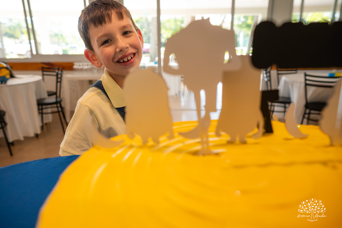 fotografia infantil - festa de aniversário - 7 anos - tema Minions - pé descalço - fotografia profissional - Antonio Rocha Fotografias - aniversário ao ar livre - Pelotas - Caça e Pesca - celebração em família - Antonio Rocha Fotografias - Festa Criança