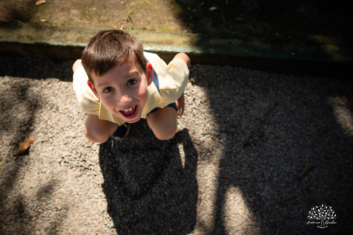fotografia infantil - festa de aniversário - 7 anos - tema Minions - pé descalço - fotografia profissional - Antonio Rocha Fotografias - aniversário ao ar livre - Pelotas - Caça e Pesca - celebração em família - Antonio Rocha Fotografias - Festa Criança