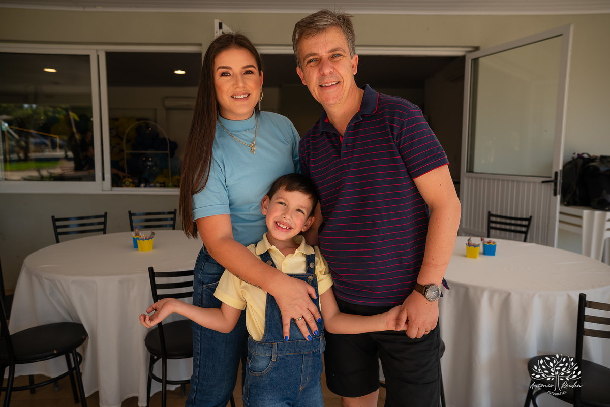 fotografia infantil - festa de aniversário - 7 anos - tema Minions - pé descalço - fotografia profissional - Antonio Rocha Fotografias - aniversário ao ar livre - Pelotas - Caça e Pesca - celebração em família - Antonio Rocha Fotografias - Festa Criança