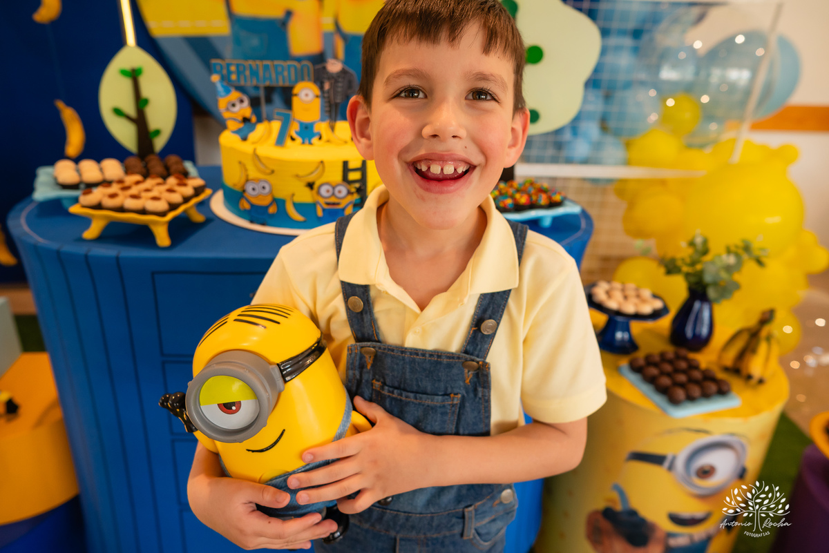 fotografia infantil - festa de aniversário - 7 anos - tema Minions - pé descalço - fotografia profissional - Antonio Rocha Fotografias - aniversário ao ar livre - Pelotas - Caça e Pesca - celebração em família - Antonio Rocha Fotografias - Festa Criança