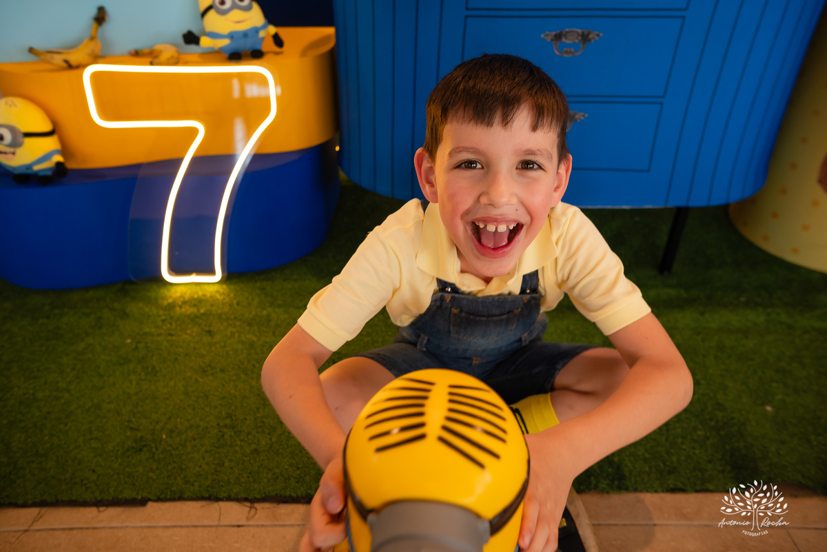 fotografia infantil - festa de aniversário - 7 anos - tema Minions - pé descalço - fotografia profissional - Antonio Rocha Fotografias - aniversário ao ar livre - Pelotas - Caça e Pesca - celebração em família - Antonio Rocha Fotografias - Festa Criança