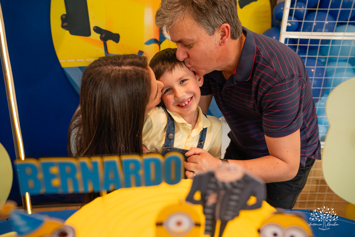 fotografia infantil - festa de aniversário - 7 anos - tema Minions - pé descalço - fotografia profissional - Antonio Rocha Fotografias - aniversário ao ar livre - Pelotas - Caça e Pesca - celebração em família - Antonio Rocha Fotografias - Festa Criança