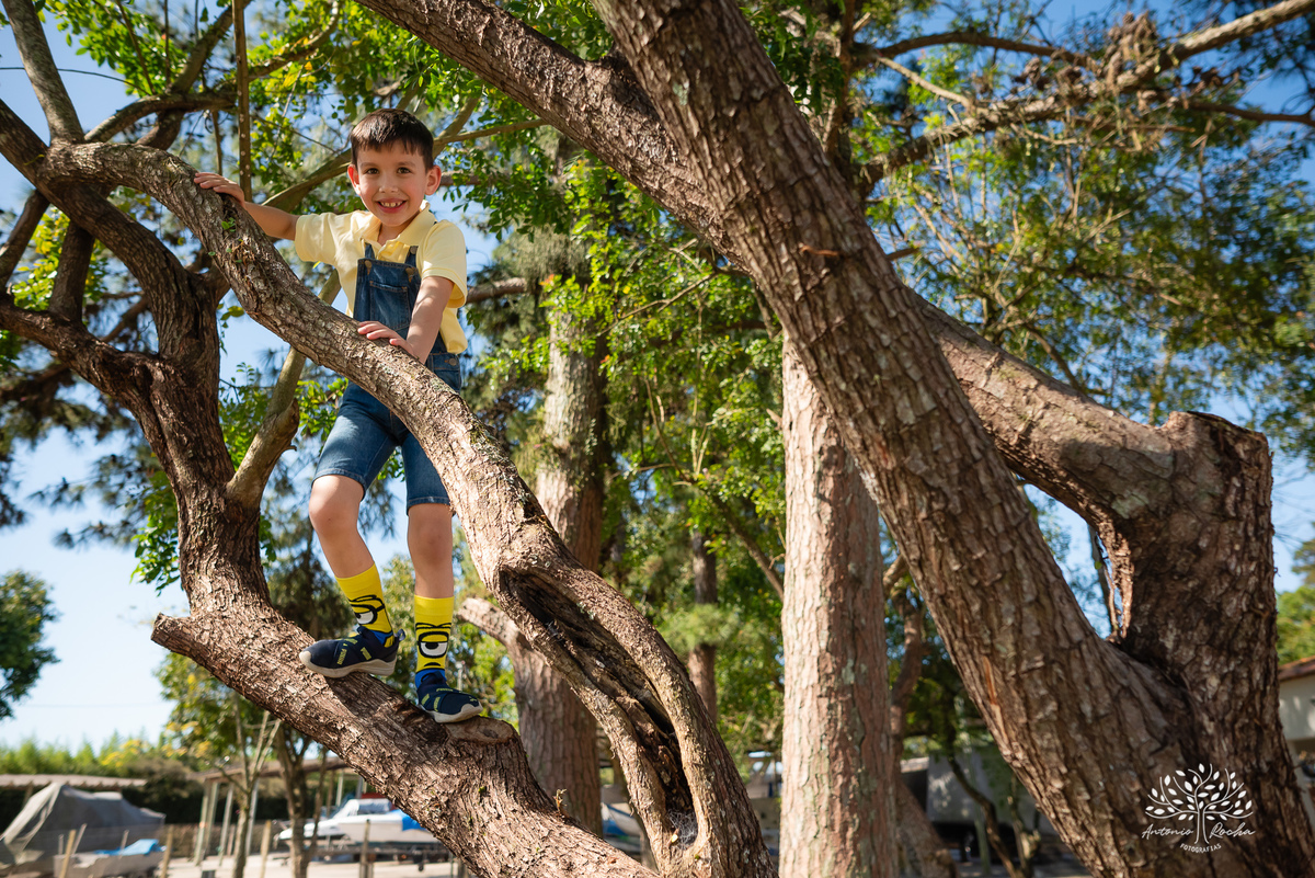 fotografia infantil - festa de aniversário - 7 anos - tema Minions - pé descalço - fotografia profissional - Antonio Rocha Fotografias - aniversário ao ar livre - Pelotas - Caça e Pesca - celebração em família - Antonio Rocha Fotografias - Festa Criança