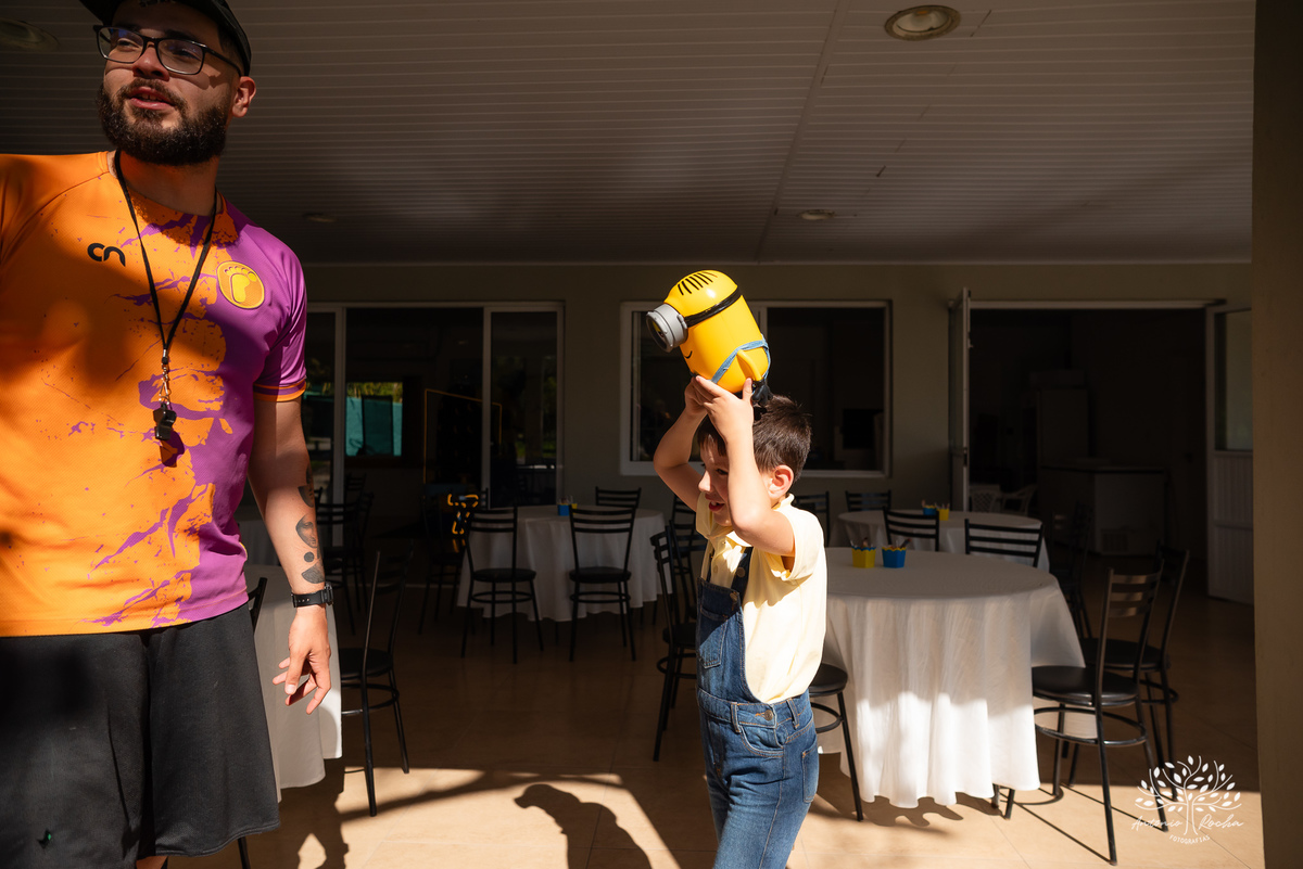 fotografia infantil - festa de aniversário - 7 anos - tema Minions - pé descalço - fotografia profissional - Antonio Rocha Fotografias - aniversário ao ar livre - Pelotas - Caça e Pesca - celebração em família - Antonio Rocha Fotografias - Festa Criança