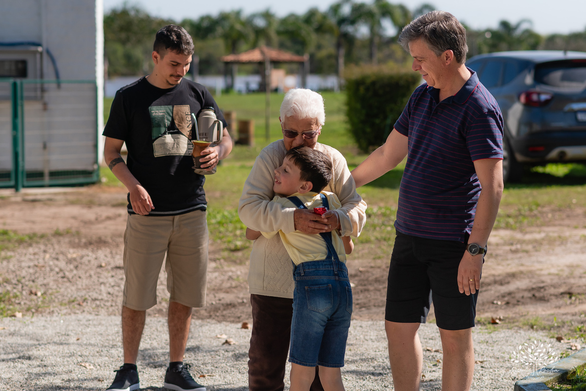fotografia infantil - festa de aniversário - 7 anos - tema Minions - pé descalço - fotografia profissional - Antonio Rocha Fotografias - aniversário ao ar livre - Pelotas - Caça e Pesca - celebração em família - Antonio Rocha Fotografias - Festa Criança