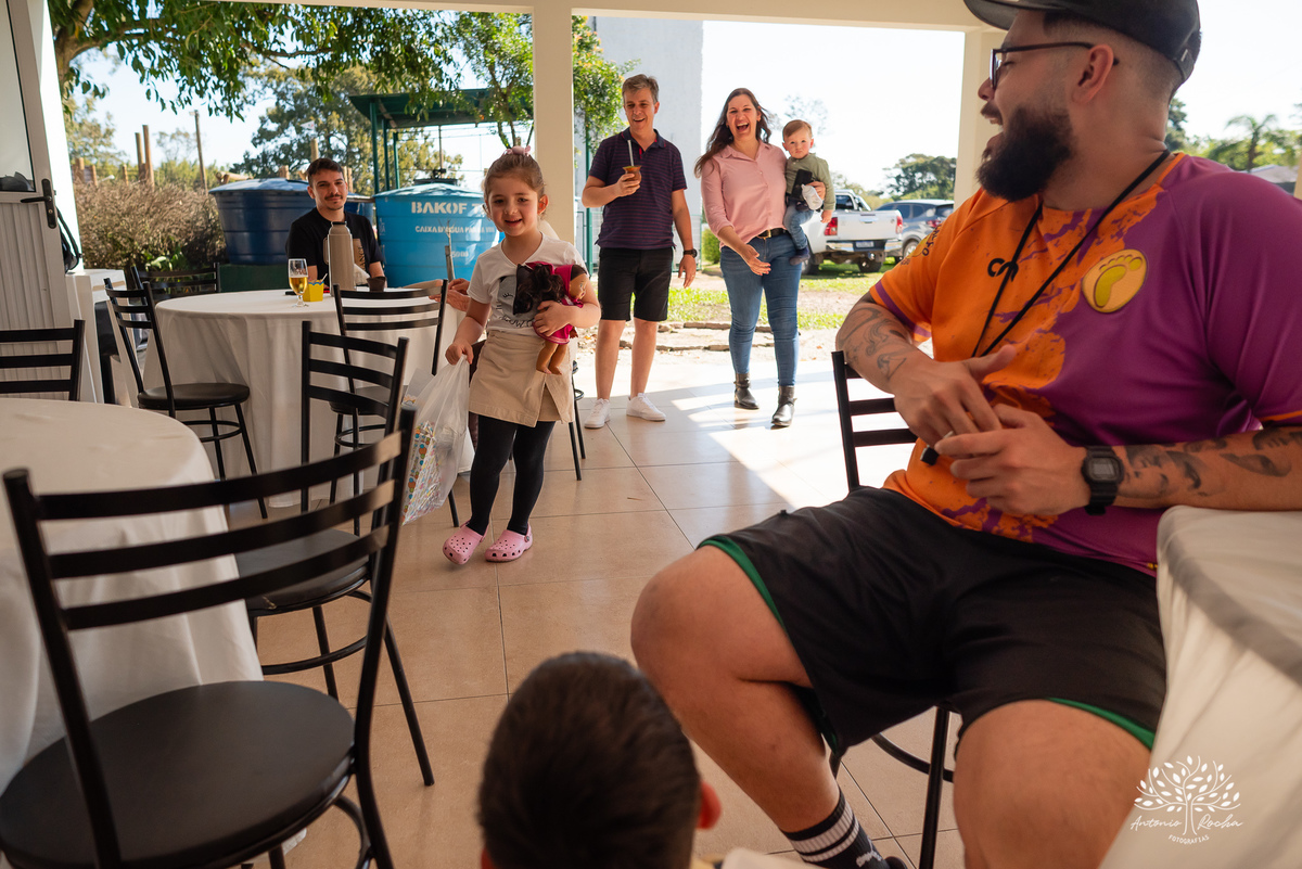 fotografia infantil - festa de aniversário - 7 anos - tema Minions - pé descalço - fotografia profissional - Antonio Rocha Fotografias - aniversário ao ar livre - Pelotas - Caça e Pesca - celebração em família - Antonio Rocha Fotografias - Festa Criança