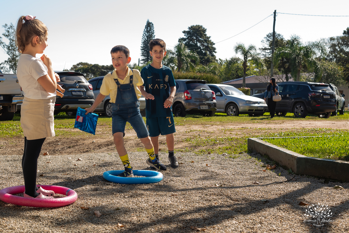 fotografia infantil - festa de aniversário - 7 anos - tema Minions - pé descalço - fotografia profissional - Antonio Rocha Fotografias - aniversário ao ar livre - Pelotas - Caça e Pesca - celebração em família - Antonio Rocha Fotografias - Festa Criança