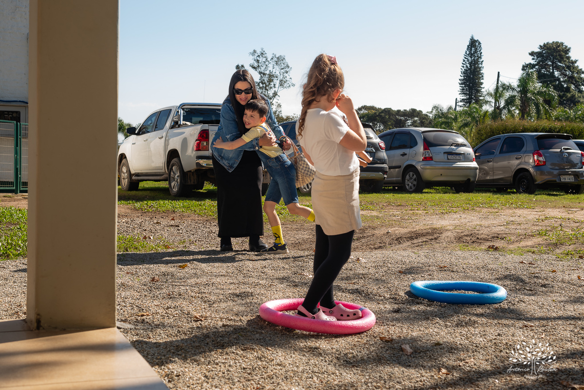 fotografia infantil - festa de aniversário - 7 anos - tema Minions - pé descalço - fotografia profissional - Antonio Rocha Fotografias - aniversário ao ar livre - Pelotas - Caça e Pesca - celebração em família - Antonio Rocha Fotografias - Festa Criança