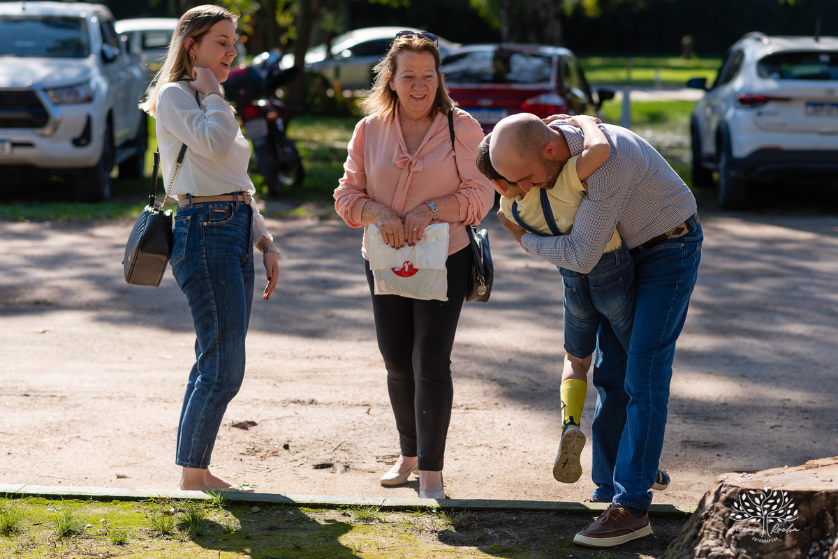 fotografia infantil - festa de aniversário - 7 anos - tema Minions - pé descalço - fotografia profissional - Antonio Rocha Fotografias - aniversário ao ar livre - Pelotas - Caça e Pesca - celebração em família - Antonio Rocha Fotografias - Festa Criança