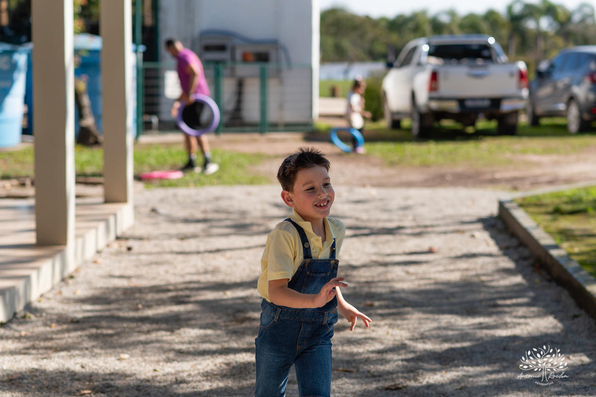 fotografia infantil - festa de aniversário - 7 anos - tema Minions - pé descalço - fotografia profissional - Antonio Rocha Fotografias - aniversário ao ar livre - Pelotas - Caça e Pesca - celebração em família - Antonio Rocha Fotografias - Festa Criança