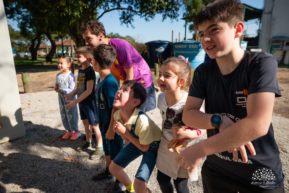 fotografia infantil - festa de aniversário - 7 anos - tema Minions - pé descalço - fotografia profissional - Antonio Rocha Fotografias - aniversário ao ar livre - Pelotas - Caça e Pesca - celebração em família - Antonio Rocha Fotografias - Festa Criança