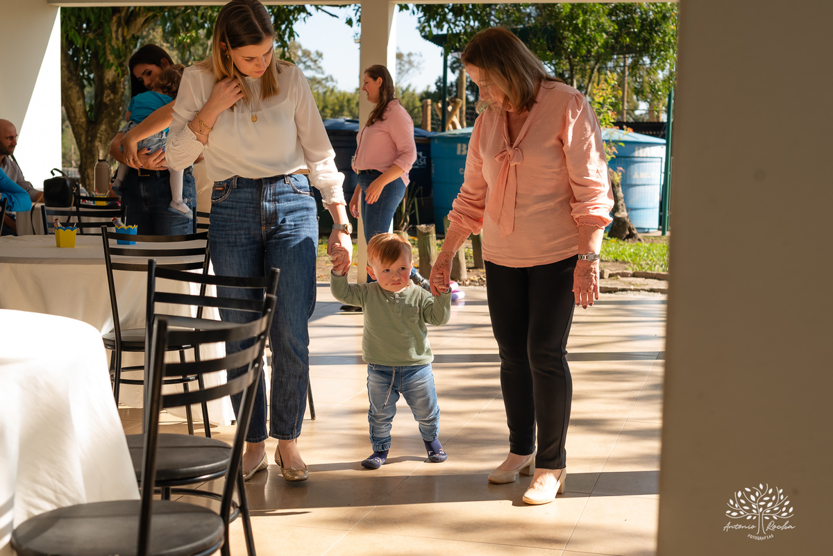 fotografia infantil - festa de aniversário - 7 anos - tema Minions - pé descalço - fotografia profissional - Antonio Rocha Fotografias - aniversário ao ar livre - Pelotas - Caça e Pesca - celebração em família - Antonio Rocha Fotografias - Festa Criança